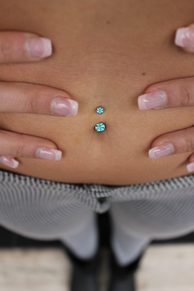 navel piercing